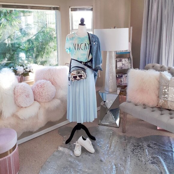 Rae Dunn Tops - NWT Rae Dunn pastel tie dye “Vacay” print t-shirt